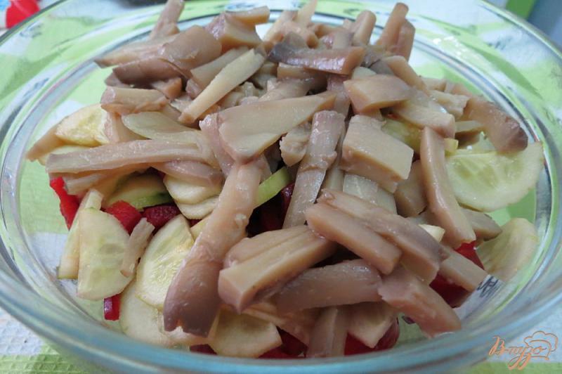 Фото приготовление рецепта: Салат из болгарского перца, маринованных грибов и огурца шаг №5