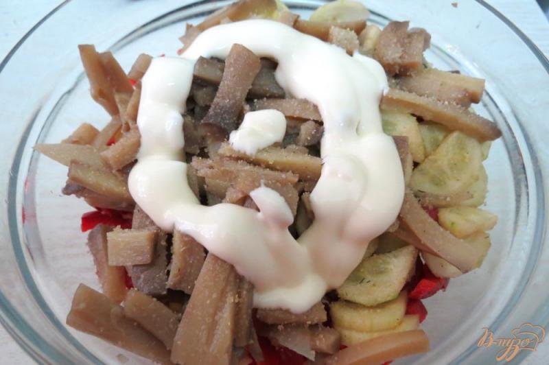 Фото приготовление рецепта: Салат из болгарского перца, маринованных грибов и огурца шаг №6