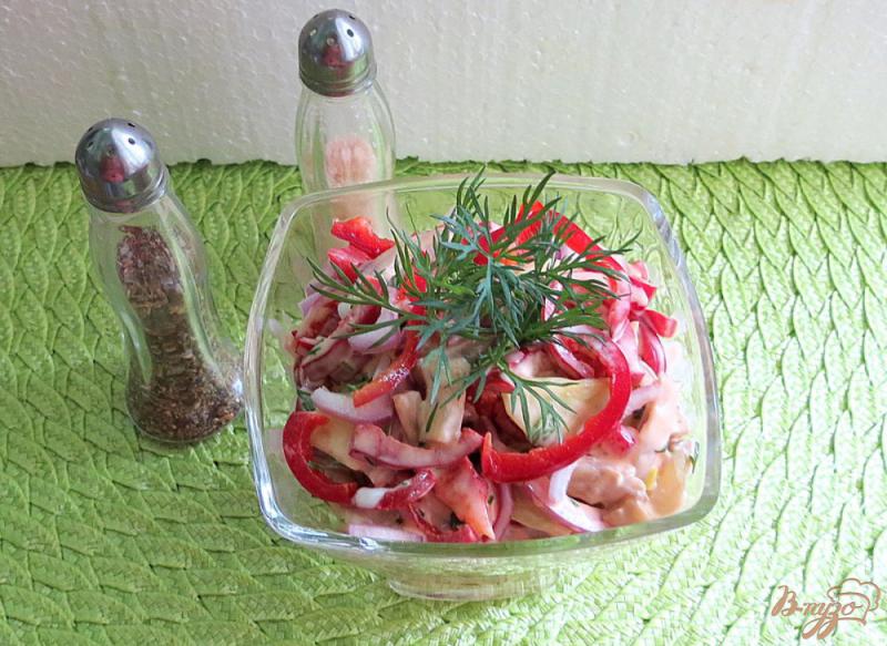 Фото приготовление рецепта: Салат из болгарского перца, маринованных грибов и огурца шаг №7