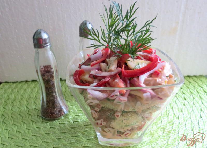 Фото приготовление рецепта: Салат из болгарского перца, маринованных грибов и огурца шаг №8