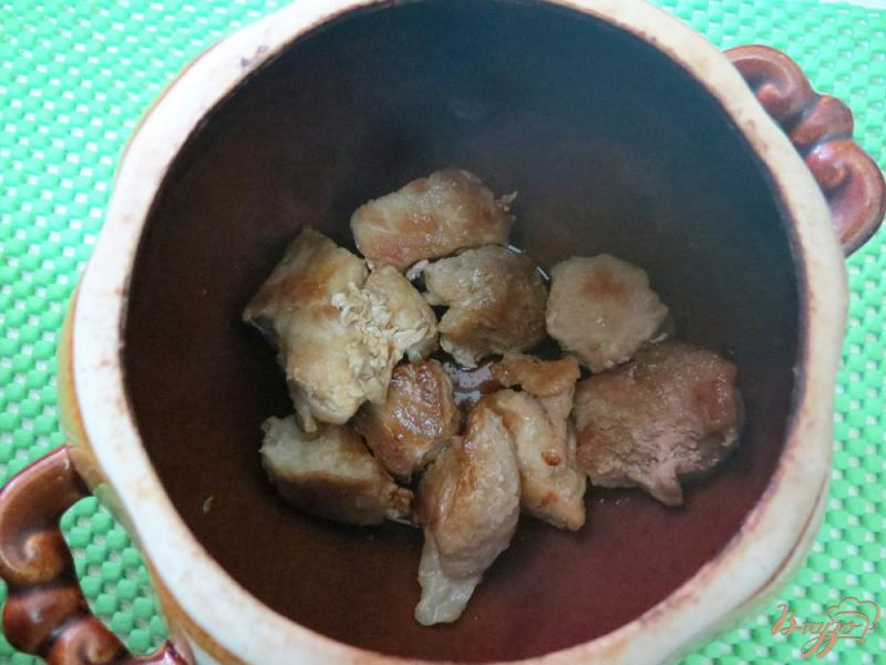 Фото приготовление рецепта: Картофель в горшочках с мясом и грибами шаг №8