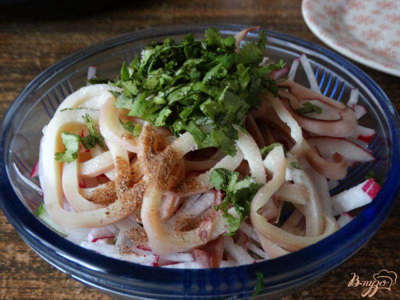 Фото приготовление рецепта: Салат с кальмарами и крабовыми палочками шаг №5