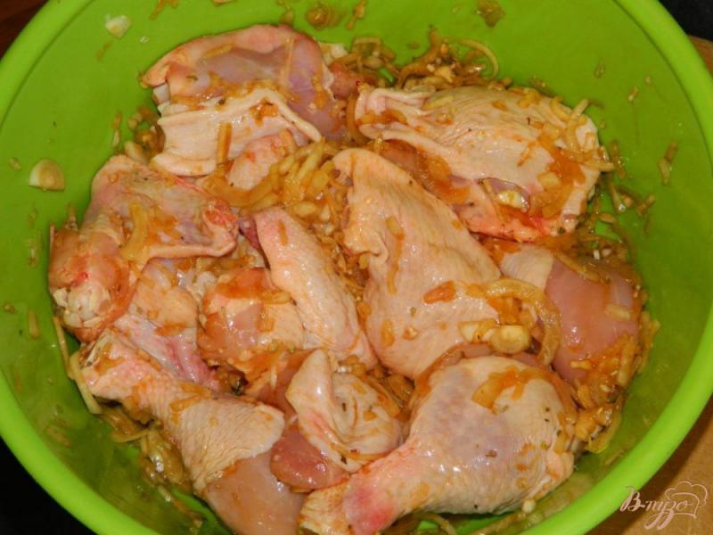 Фото приготовление рецепта: Курица маринованная в луке и соевом соусе шаг №3
