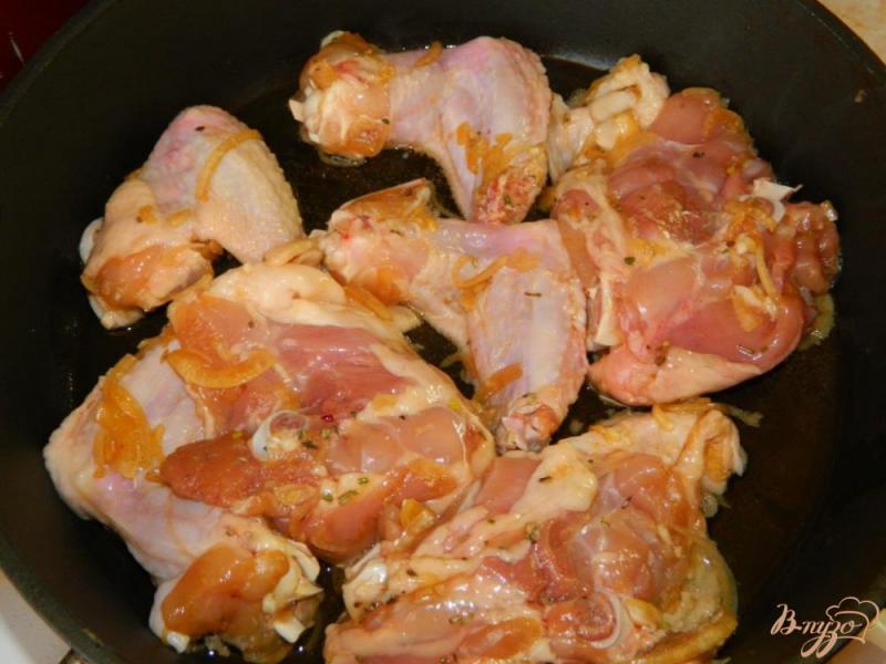 Фото приготовление рецепта: Курица маринованная в луке и соевом соусе шаг №4