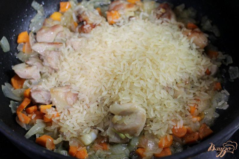 Фото приготовление рецепта: Курица с рисом и овощами шаг №3
