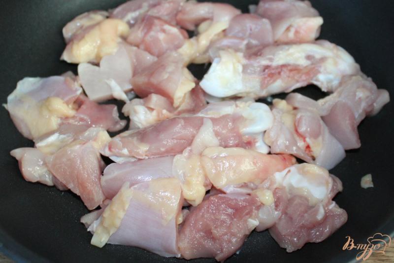 Фото приготовление рецепта: Курица с рисом и овощами шаг №1