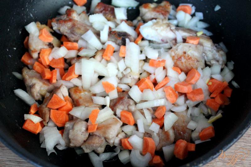 Фото приготовление рецепта: Курица с рисом и овощами шаг №2