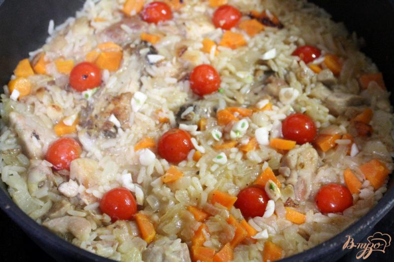 Фото приготовление рецепта: Курица с рисом и овощами шаг №5