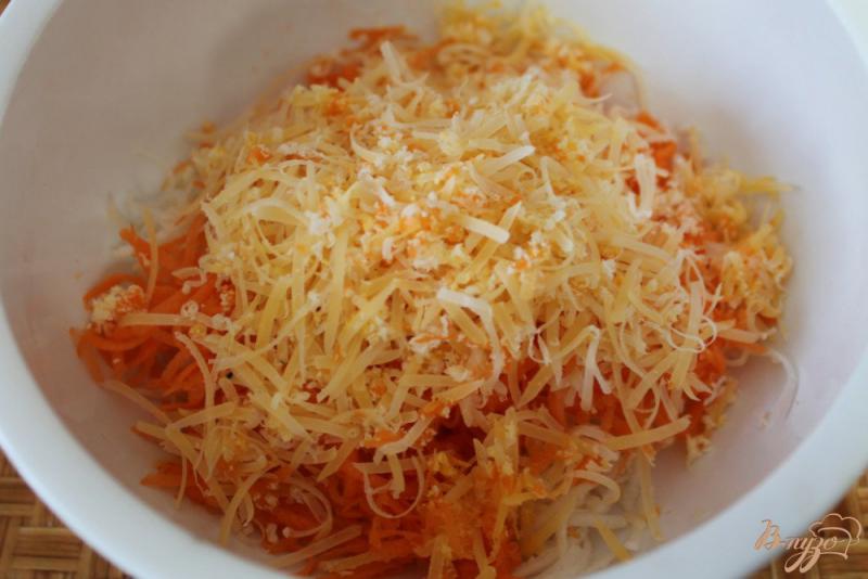 Фото приготовление рецепта: Салат с морковкой сельдереем и сыром шаг №3