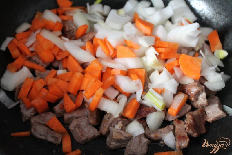 Фото приготовление рецепта: Темный булгур с телятиной и овощами шаг №2