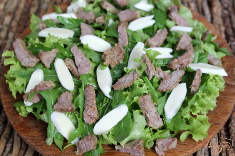 Фото приготовление рецепта: Зеленый салат с телятиной и сулугуни шаг №4