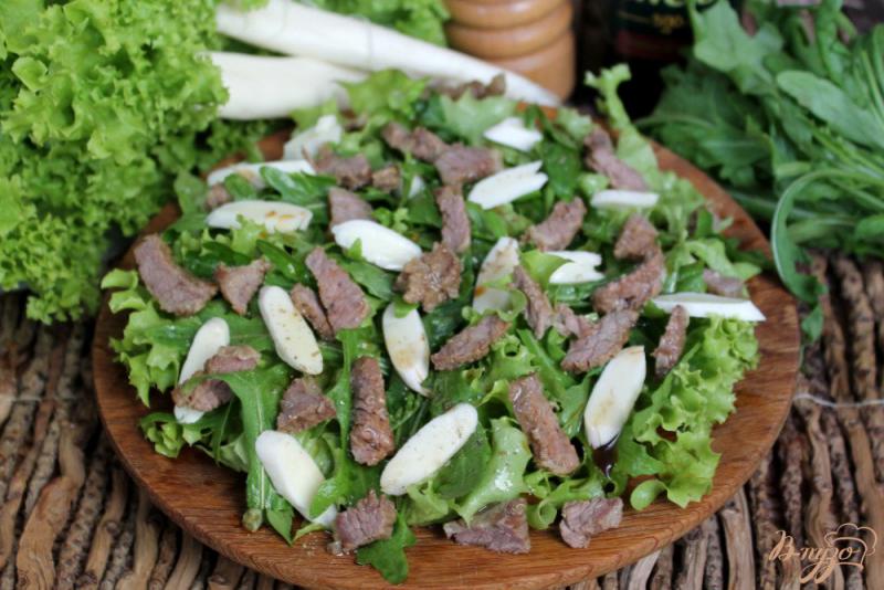 Фото приготовление рецепта: Зеленый салат с телятиной и сулугуни шаг №5