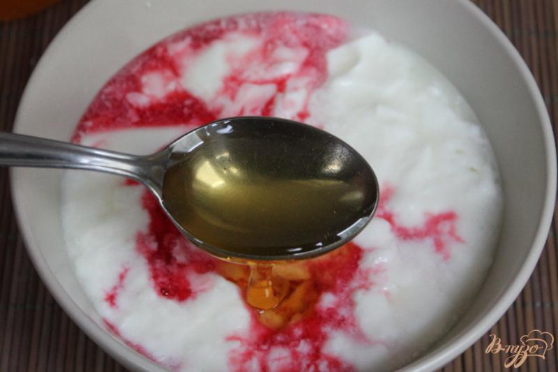 Фото приготовление рецепта: Йогурт с калиной и медом шаг №3