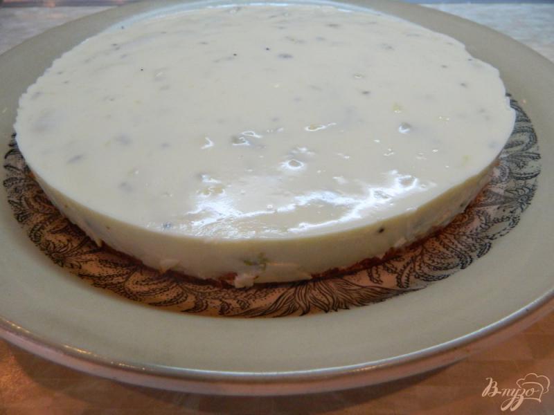 Фото приготовление рецепта: Йогуртовый торт с киви и миндальными хлопьями шаг №12