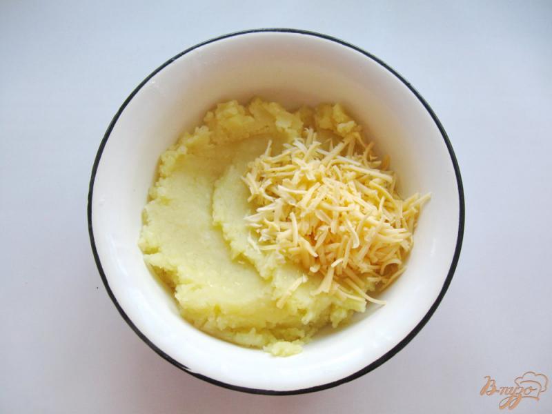 Фото приготовление рецепта: Картофельная запеканка с курицей и  и сыром шаг №2
