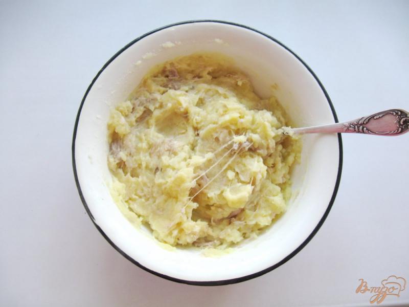 Фото приготовление рецепта: Картофельная запеканка с курицей и  и сыром шаг №5