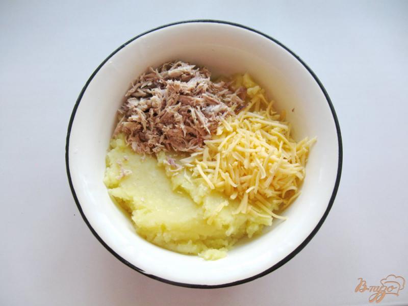 Фото приготовление рецепта: Картофельная запеканка с курицей и  и сыром шаг №3