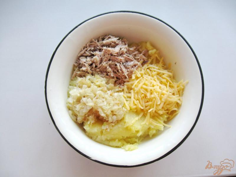 Фото приготовление рецепта: Картофельная запеканка с курицей и  и сыром шаг №4