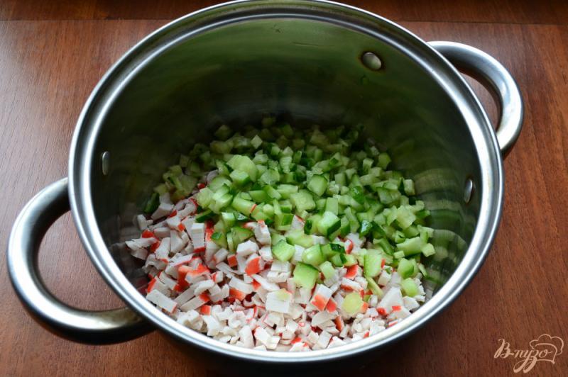 Фото приготовление рецепта: Крабовый салат с колбасой и сладким перцем шаг №1