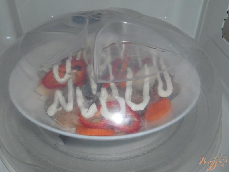 Фото приготовление рецепта: Хек с овощами в микроволновке шаг №5