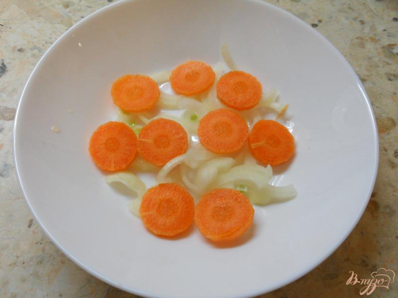 Фото приготовление рецепта: Хек с овощами в микроволновке шаг №2