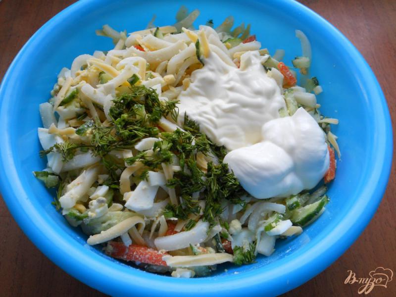 Фото приготовление рецепта: Салат с кальмарами, сыром и свежим огурцом шаг №4