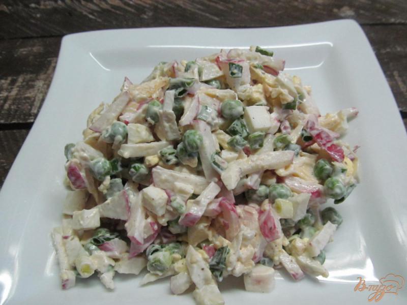 Фото приготовление рецепта: Салат с редисом и замороженным горошком шаг №4