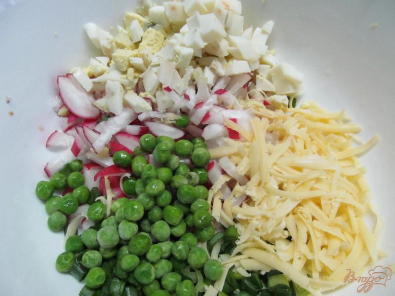 Фото приготовление рецепта: Салат с редисом и замороженным горошком шаг №2