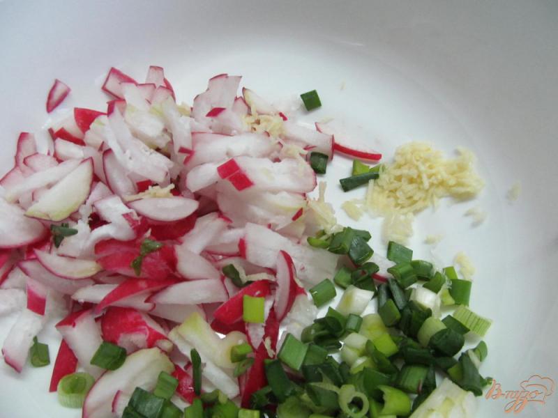 Фото приготовление рецепта: Салат с редисом и замороженным горошком шаг №1