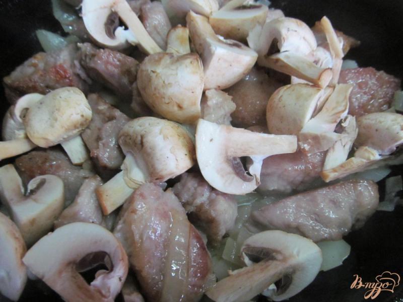 Фото приготовление рецепта: Свинина с грибами шаг №3