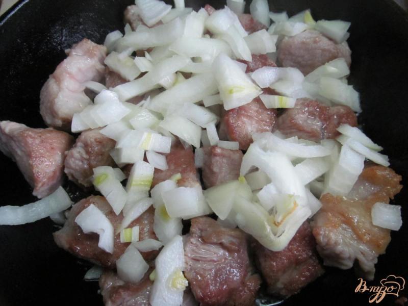 Фото приготовление рецепта: Свинина с грибами шаг №2