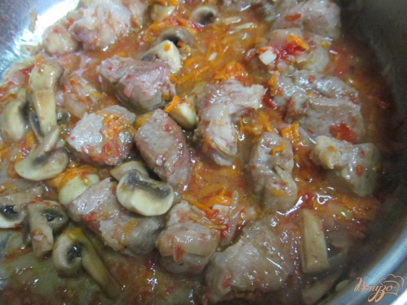 Фото приготовление рецепта: Свинина с грибами шаг №5