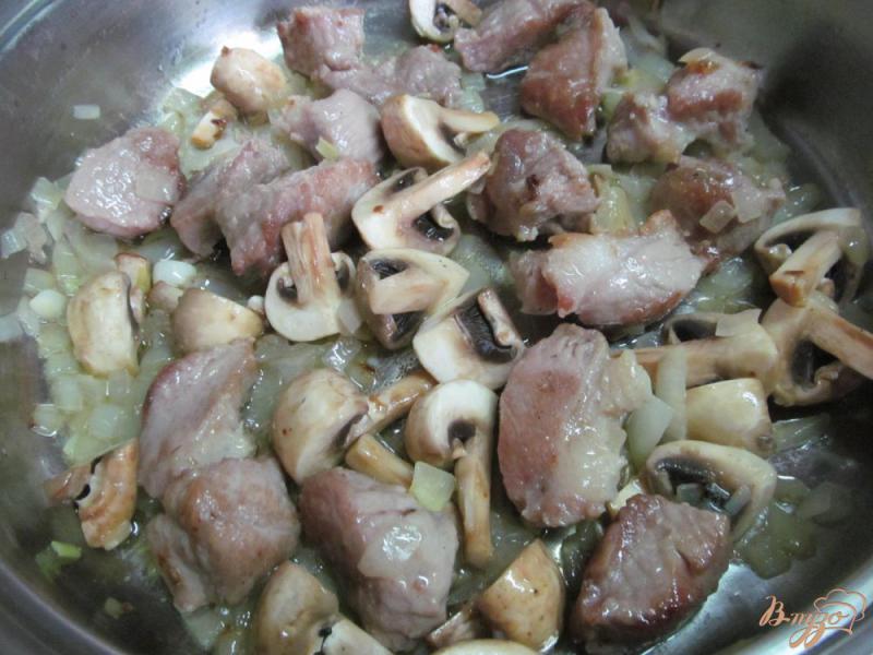 Фото приготовление рецепта: Свинина с грибами шаг №4