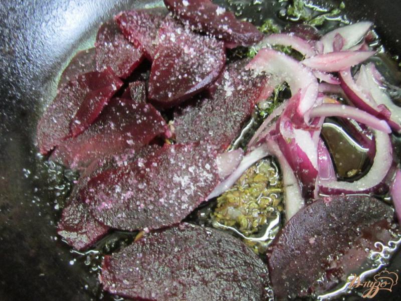 Фото приготовление рецепта: Салат из свеклы с помидором и шпинатом шаг №1