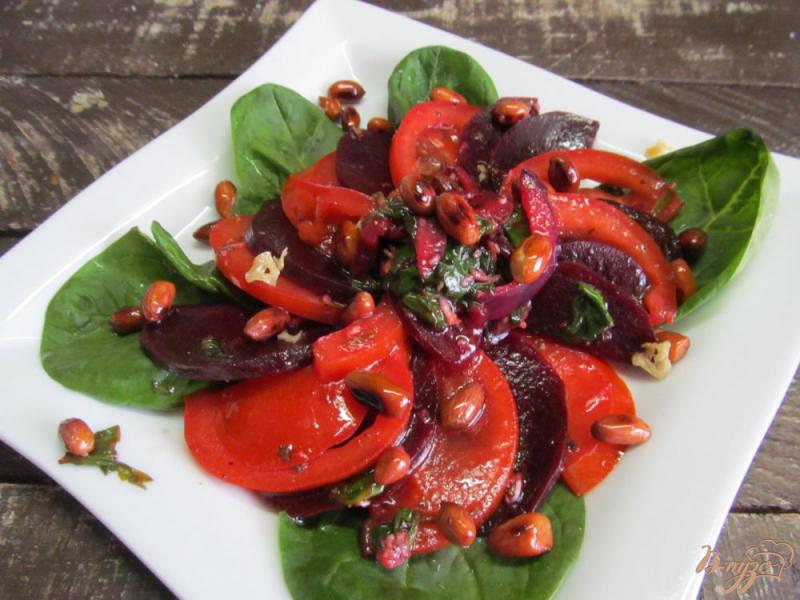 Фото приготовление рецепта: Салат из свеклы с помидором и шпинатом шаг №5
