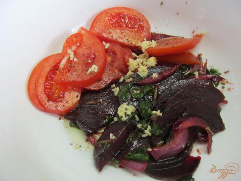 Фото приготовление рецепта: Салат из свеклы с помидором и шпинатом шаг №4