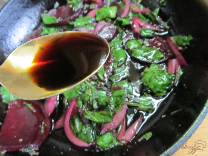 Фото приготовление рецепта: Салат из свеклы с помидором и шпинатом шаг №3
