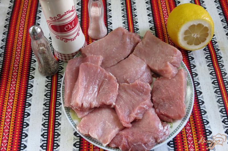 Фото приготовление рецепта: Свинина с грибами в сливках шаг №2