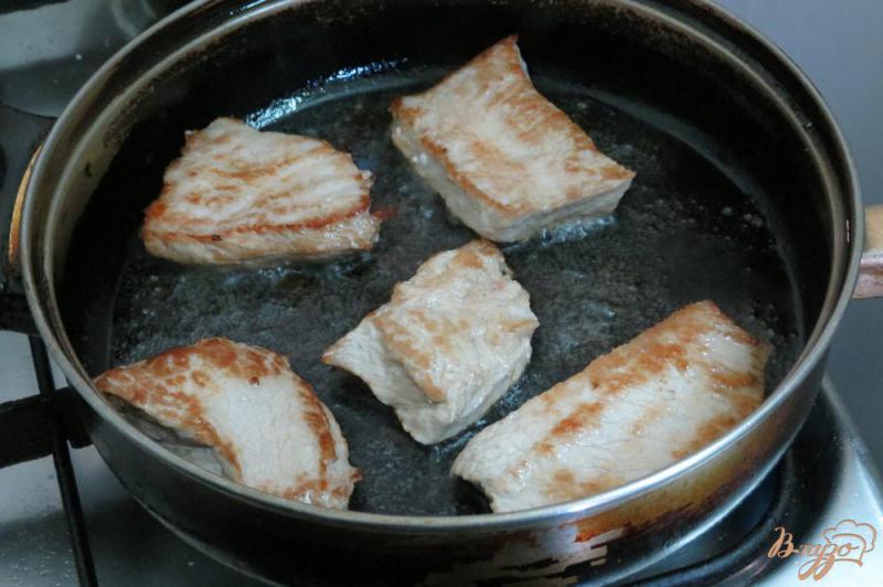 Фото приготовление рецепта: Свинина с грибами в сливках шаг №5
