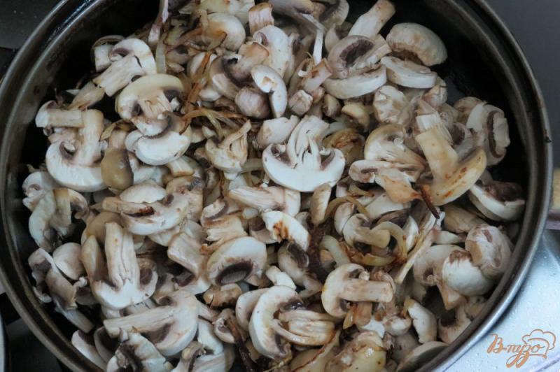 Фото приготовление рецепта: Свинина с грибами в сливках шаг №6