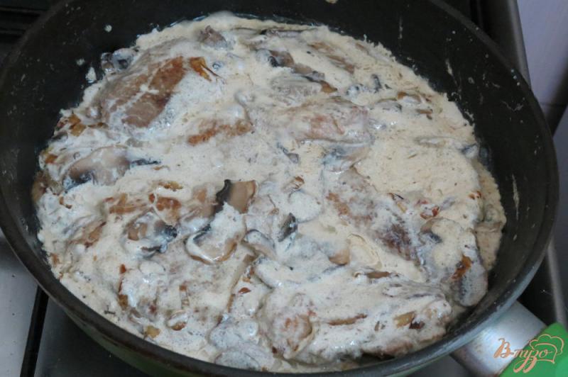 Фото приготовление рецепта: Свинина с грибами в сливках шаг №7