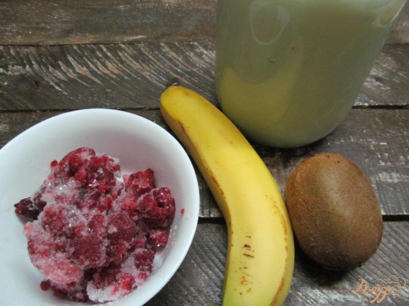 Фото приготовление рецепта: Смузи из банан и ягод на молоке шаг №1