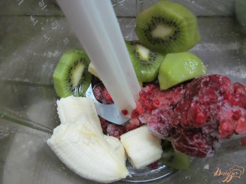 Фото приготовление рецепта: Смузи из банан и ягод на молоке шаг №2