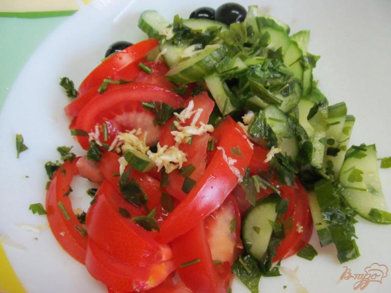 Фото приготовление рецепта: Овощной салат с необычным соусом шаг №4