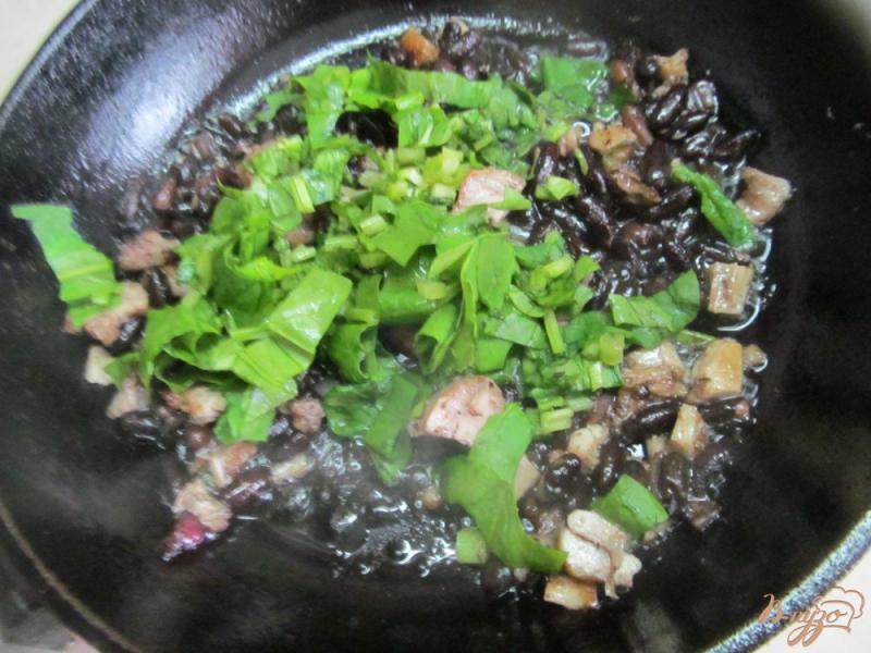 Фото приготовление рецепта: Черная фасоль с курицей на лепешке шаг №3