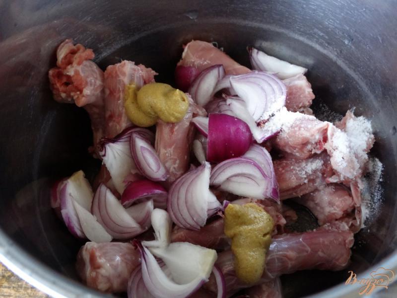 Фото приготовление рецепта: Куриные шейки в горчице с красным луком шаг №2