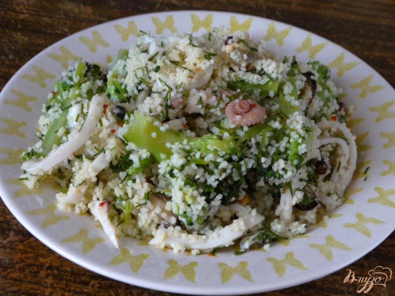 Фото приготовление рецепта: Салат с кускусом и морепродуктами шаг №5