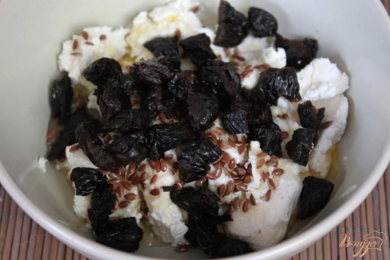 Фото приготовление рецепта: Творожный десерт с черносливом, медом и семенами льна шаг №4