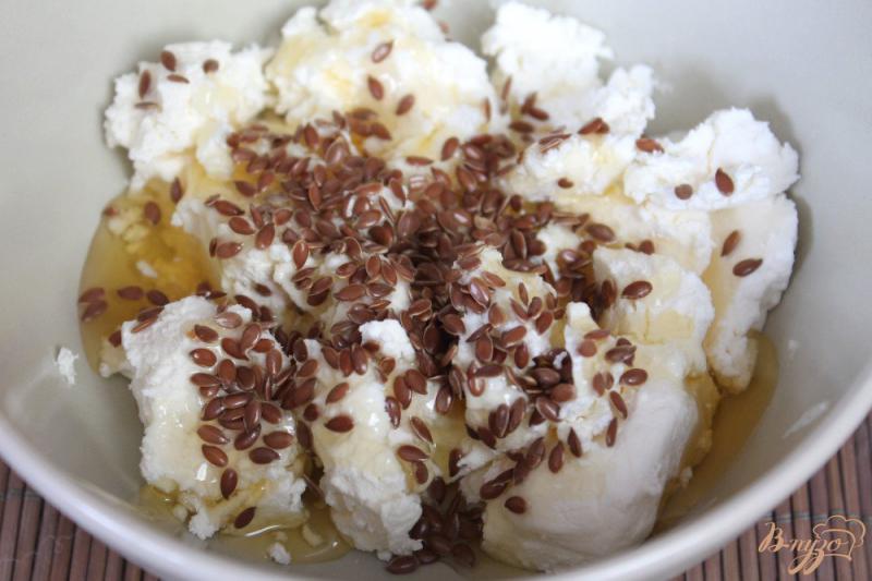 Фото приготовление рецепта: Творожный десерт с черносливом, медом и семенами льна шаг №3