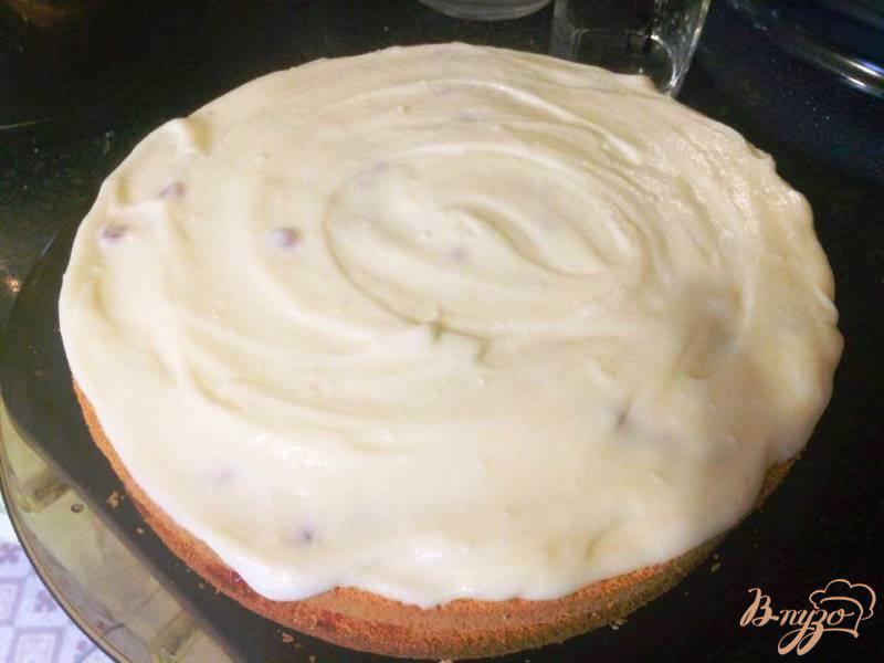 Фото приготовление рецепта: Бисквитный торт со смородиной и заварным кремом шаг №5